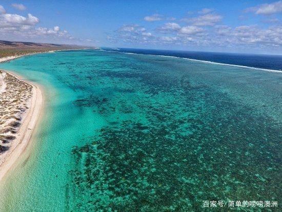 贵州江黔高速路面积雪多车连撞 数十辆车撞成一团 有人打碎挡风玻璃爬出